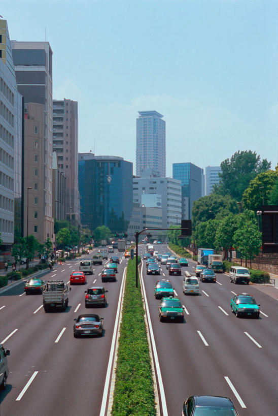 无人,高楼大厦,竖图,室外,白天,正面,度假,办公楼,美景,植物,城市风光,城市,大厦,道路,建筑,路,摩天大楼,写字楼,公路,汽车,东京,日本,亚洲,阴影,光线,影子,景观,分界线,停车线,交通,娱乐,车,树,树木,蓝色,绿色,蓝天,天空,阳光,自然,楼宇,交通工具,轿车,天,享受,休闲,商务楼,景色,放松,生长,晴朗,成长,车行道,车行道分界线,载具,标线,东亚,车行线,本州,万里无云,关东地方,本州岛,日本国,东京都,赤坂,晴空,晴空万里,马路,彩图,大楼,高层建筑,高楼,摩天楼