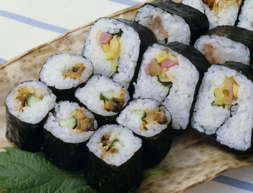 米饭,寿司,无人,横图,俯视,室内,特写,白天,烹饪,桌面,桌子,一排,阴影,整齐,光线,木制,影子,日本料理,料理,食品,饭,菜肴,美食,食物,排列,木制品,日式料理,日式,佳肴,五谷,队列,醋饭,横截面,四喜饭,彩图,高角度拍摄