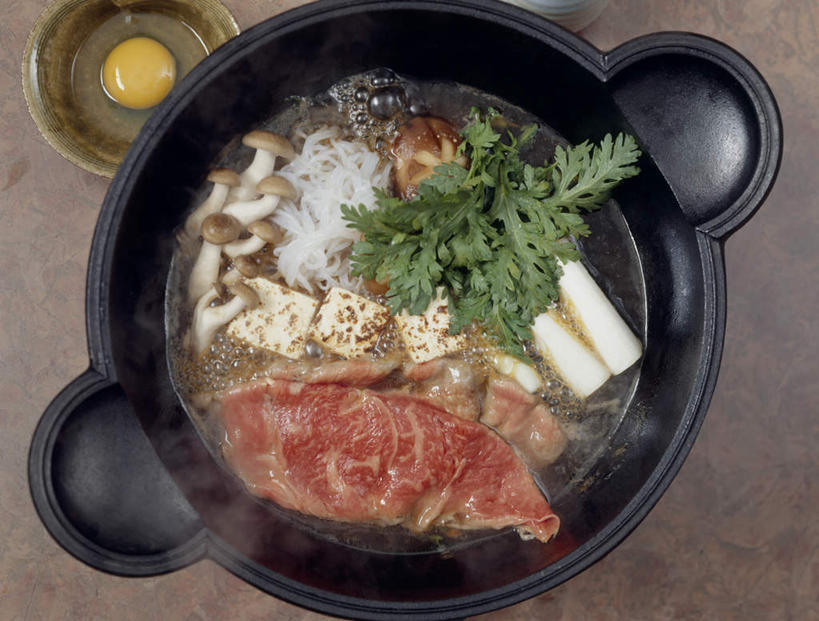 面食,面条,豆腐,无人,横图,俯视,室内,特写,白天,烹饪,桌面,桌子,蔬菜,洋葱,餐具,厨具,金属制品,阴影,新鲜,光线,金属,木制,锅子,影子,陶瓷,菌菇,蛋,鸡蛋,面,肉,日本料理,牛肉,料理,食品,陶瓷制品,切块,菌类,锅,火锅,菜肴,美食,肉类,食物,木制品,容器,碗,日式料理,日式,食用菌,佳肴,有机食品,绿色食品,锅具,储藏,豆制品,储存,肉食,烹饪用具,草鸡蛋,滑子菇,珍珠菇,滑菇,暖锅,进餐用具,烹调用具,圆葱,洋葱头,球葱,烹调,彩图,高角度拍摄,贮存