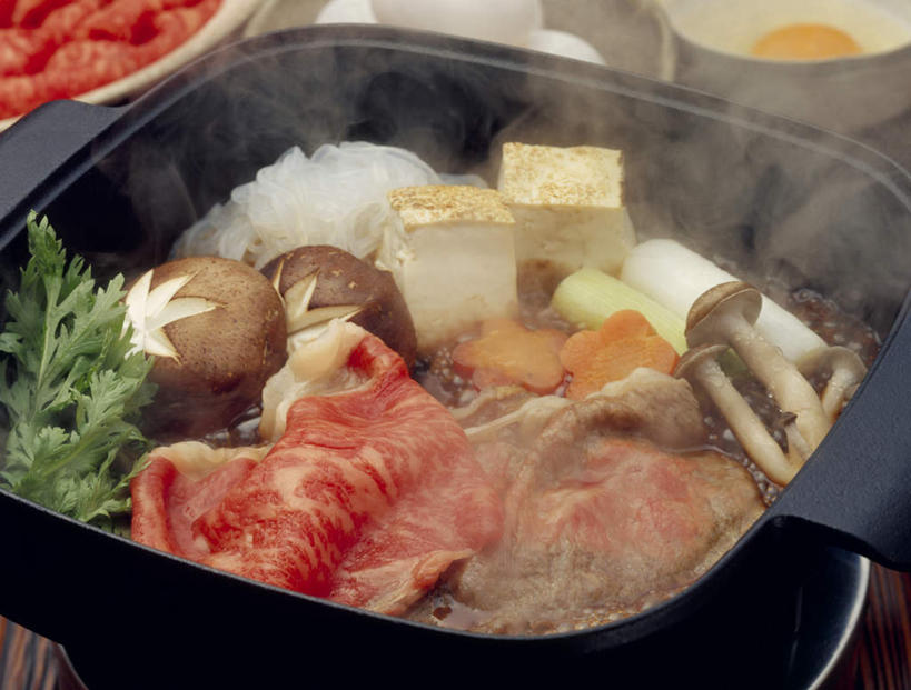 豆腐,无人,横图,俯视,室内,特写,白天,烹饪,雾,筷子,桌面,桌子,蔬菜,洋葱,餐具,厨具,金属制品,切片,阴影,沸腾,新鲜,光线,金属,木制,蒸汽,锅子,影子,菌菇,肉,日本料理,牛肉,料理,食品,水蒸气,切块,菌类,文化,传统,锅,火锅,菜肴,美食,肉类,食物,木制品,日式料理,日式,食用菌,佳肴,有机食品,绿色食品,锅具,礼节,豆制品,礼仪,肉食,烹饪用具,蒸发,滑子菇,珍珠菇,滑菇,暖锅,进餐用具,烹调用具,圆葱,洋葱头,球葱,烹调,彩图,高角度拍摄