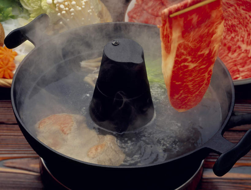 无人,横图,俯视,室内,特写,白天,烹饪,雾,筷子,桌面,桌子,蔬菜,洋葱,餐具,厨具,金属制品,切片,阴影,沸腾,新鲜,光线,金属,木制,蒸汽,锅子,影子,菌菇,肉,日本料理,牛肉,料理,食品,水蒸气,菌类,文化,传统,锅,火锅,菜肴,美食,肉类,食物,木制品,日式料理,日式,食用菌,佳肴,有机食品,绿色食品,锅具,礼节,礼仪,肉食,烹饪用具,蒸发,滑子菇,珍珠菇,滑菇,暖锅,进餐用具,烹调用具,圆葱,洋葱头,球葱,烹调,彩图,高角度拍摄