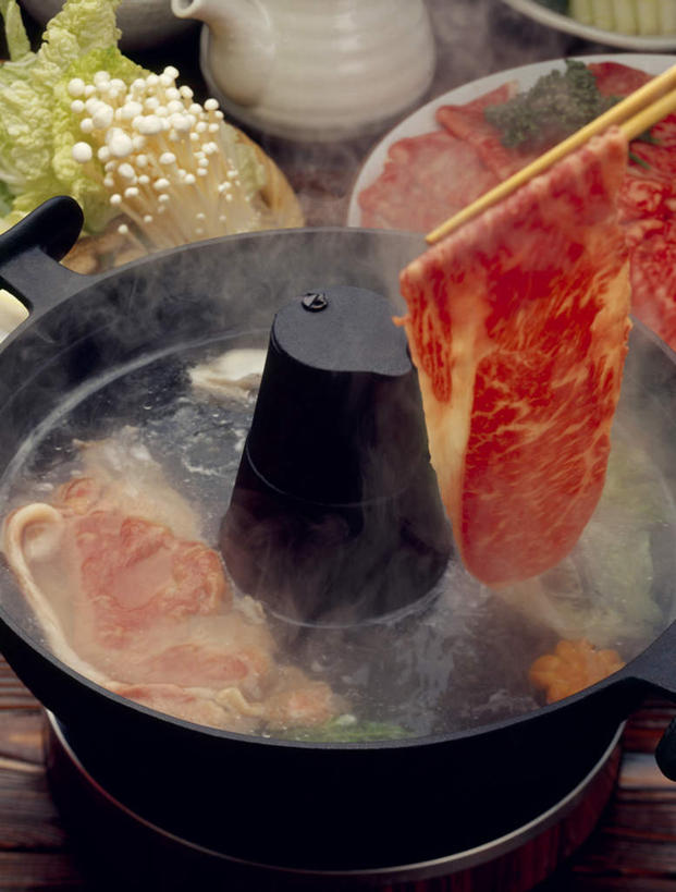 无人,竖图,俯视,室内,特写,白天,烹饪,雾,筷子,桌面,桌子,蔬菜,洋葱,餐具,厨具,金属制品,切片,阴影,沸腾,新鲜,光线,金属,木制,蒸汽,锅子,影子,菌菇,肉,日本料理,牛肉,料理,食品,水蒸气,菌类,文化,传统,锅,火锅,菜肴,美食,肉类,食物,木制品,日式料理,日式,食用菌,佳肴,有机食品,绿色食品,锅具,礼节,礼仪,肉食,烹饪用具,蒸发,滑子菇,珍珠菇,滑菇,暖锅,进餐用具,烹调用具,圆葱,洋葱头,球葱,烹调,彩图,高角度拍摄