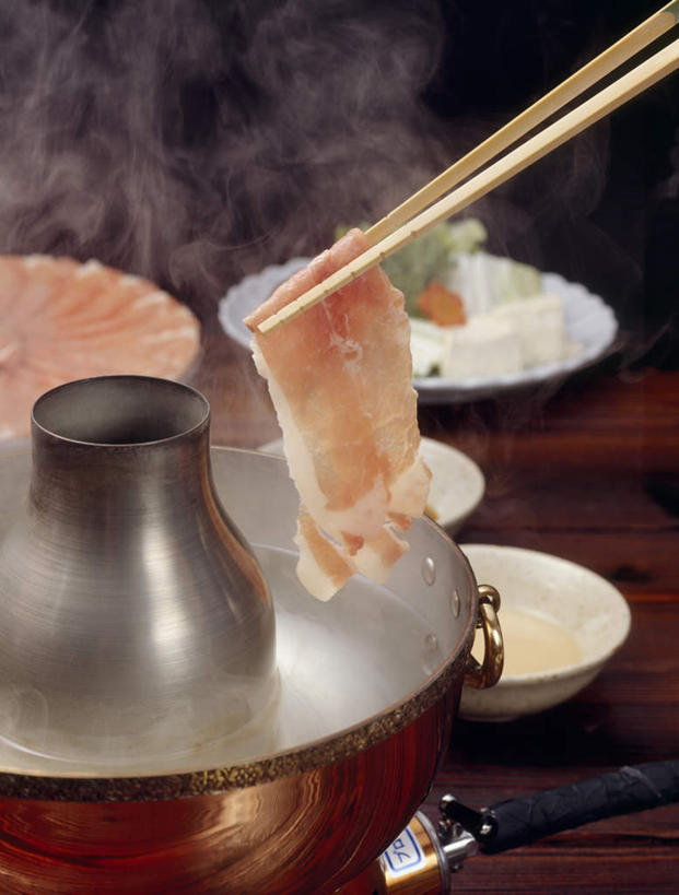 无人,竖图,俯视,室内,特写,白天,烹饪,筷子,桌面,桌子,餐具,厨具,金属制品,切片,阴影,光线,金属,木制,锅子,影子,陶瓷,肉,日本料理,牛肉,料理,食品,陶瓷制品,文化,传统,锅,火锅,菜肴,美食,肉类,食物,木制品,容器,碗,日式料理,日式,佳肴,锅具,储藏,礼节,储存,礼仪,肉食,烹饪用具,暖锅,进餐用具,烹调用具,烹调,彩图,高角度拍摄,贮存