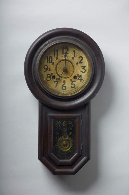 无人,竖图,室内,特写,白天,白色背景,正面,静物,阴影,时间,光线,时钟,影子,墙,计时,墙壁,墙面,挂钟,钟表,表,摄影,影棚,古董,钟,彩图,影棚拍摄,拍摄