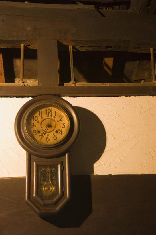 无人,竖图,室内,特写,白天,仰视,静物,阴影,时间,光线,时钟,影子,墙,计时,墙壁,墙面,挂钟,钟表,表,古董,钟,彩图,低角度拍摄