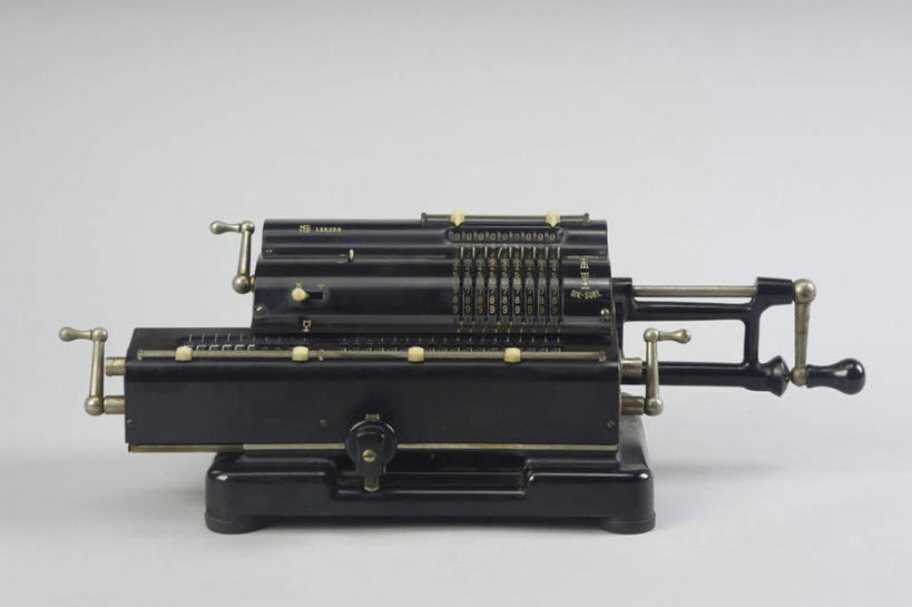 无人,横图,室内,特写,白天,白色背景,正面,计算器,静物,阴影,光线,计算,科学,影子,办公用品,一个,理财,财务,摄影,影棚,单个,古董,数学,彩图,影棚拍摄,拍摄