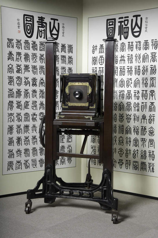 无人,竖图,室内,特写,白天,正面,指示牌,静物,相机,阴影,光线,标志,文字,影子,标识,一个,拍照,汉字,摄影,单个,古董,照相机,彩图,照相