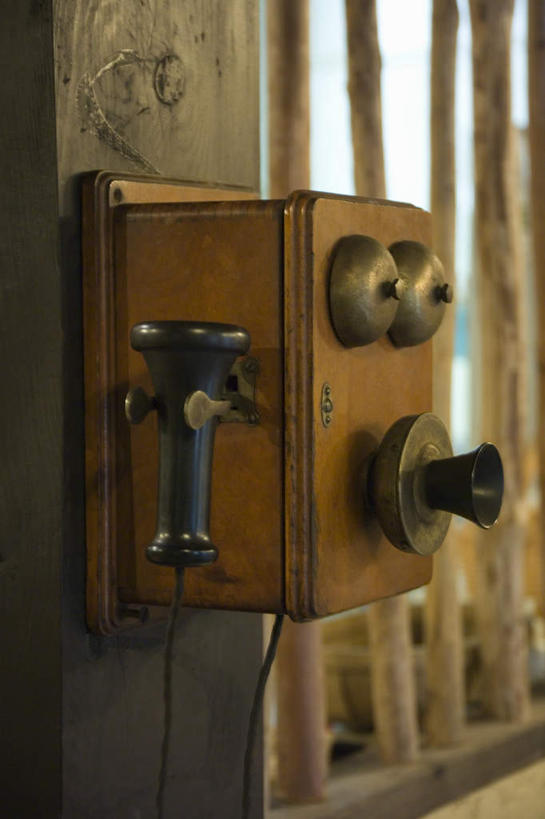 无人,栏杆,打电话,竖图,室外,特写,白天,正面,静物,电话,围栏,通讯设备,护栏,一个,话筒,电话线,单个,古董,交流,电话机,沟通,通话,彩图