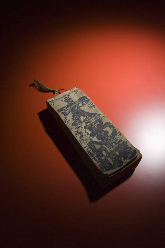 无人,竖图,俯视,室内,特写,白天,书籍,照明,阴影,光线,影子,灯光,灯,灯具,摄影,影棚,聚光灯,照亮,照明设备,书,图书,彩图,高角度拍摄,影棚拍摄,拍摄