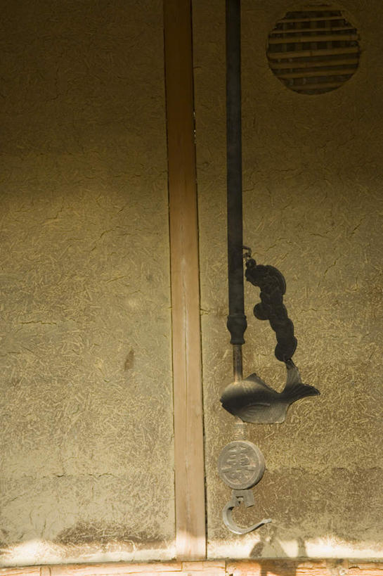 无人,竖图,室内,特写,白天,正面,指示牌,静物,钓鱼竿,阴影,光线,标志,文字,影子,标识,一个,单个,古董,渔具,钓竿,鱼竿,彩图,钓鱼