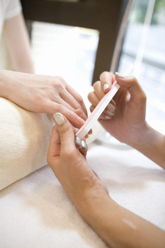 东方人,两个人,服务员,坐,竖图,俯视,室内,特写,白天,窗户,金属制品,亚洲,阴影,服装,光线,金属,工具,影子,拿,拿着,注视,休闲装,黄种人,玻璃窗,衣服,观察,看,休闲,休闲服,美甲,服饰,锉刀,观看,美甲店,察看,关注,指甲锉,锉子,美甲工具,年轻女性,女人,女性,亚洲人,服务生,侍者,坐着,半身,彩图,高角度拍摄