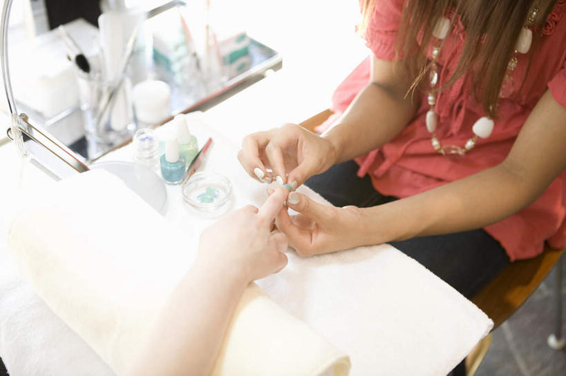 东方人,手,两个人,服务员,坐,横图,俯视,室内,白天,美容,项链,亚洲,阴影,服装,装饰,光线,影子,指甲油,注视,休闲装,黄种人,装饰品,衣服,饰品,首饰,观察,看,休闲,手部,手指,休闲服,服饰,观看,美甲店,华丽,修饰,点缀,察看,关注,衬托,美观,雅致,雅观,软垫,年轻女性,女人,女性,亚洲人,服务生,侍者,坐着,半身,彩图,高角度拍摄