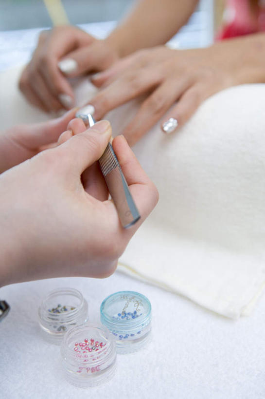 东方人,两个人,服务员,坐,竖图,室内,特写,白天,正面,爱情,奢侈,珠宝,亚洲,阴影,服装,朦胧,模糊,装饰,光线,工具,矿石,影子,拿,拿着,注视,休闲装,黄种人,钻石,衣服,观察,看,休闲,休闲服,服饰,观看,美甲店,金刚石,昂贵,华丽,修饰,坚硬,点缀,贵重,察看,宝石,关注,坚定,信念,衬托,美观,雅致,雅观,约定,宝贵,年轻女性,女人,女性,亚洲人,服务生,侍者,坐着,半身,彩图