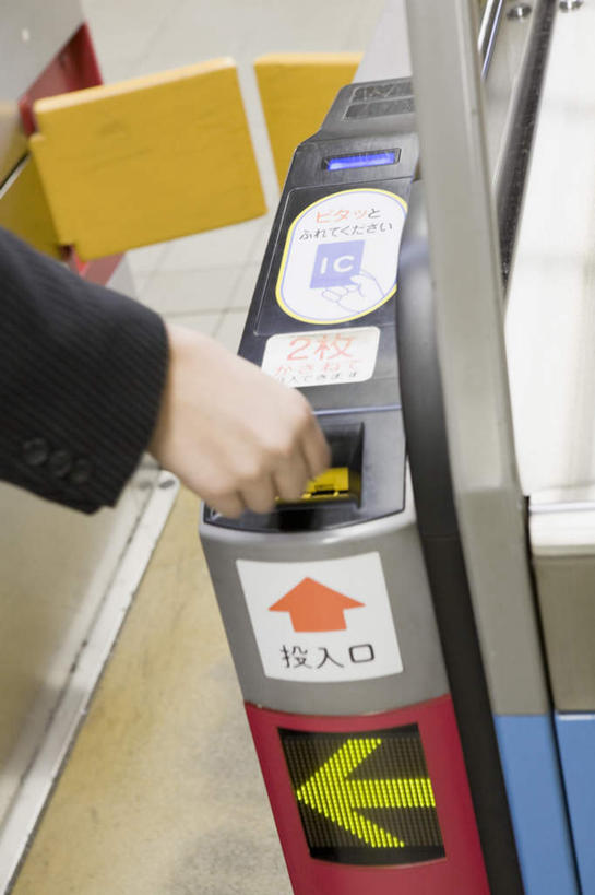 东方人,一个人,商务人士,商务男性,站,竖图,室外,白天,正面,衬衫,车站,亚洲,仅一个男性,仅一个人,套装,站台,注视,黄种人,方向,月台,箭头,仅一个年轻男性,观察,看,站着,观看,察看,指向,关注,商务装,工薪阶层,簇,男人,男性,年轻男性,亚洲人,白领,上班族,站立,半身,彩图,衬衣