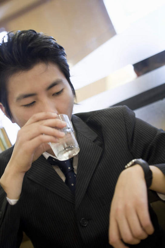 东方人,一个人,商务人士,商务男性,坐,竖图,室外,白天,正面,衬衫,水,杯子,亚洲,仅一个男性,仅一个人,喝水,套装,液体,拿,拿着,注视,黄种人,饮用水,仅一个年轻男性,纸制品,矿泉水,观察,看,观看,纸杯,察看,关注,一次性杯子,商务装,工薪阶层,蒸馏水,男人,男性,年轻男性,亚洲人,白领,上班族,坐着,半身,彩图,衬衣