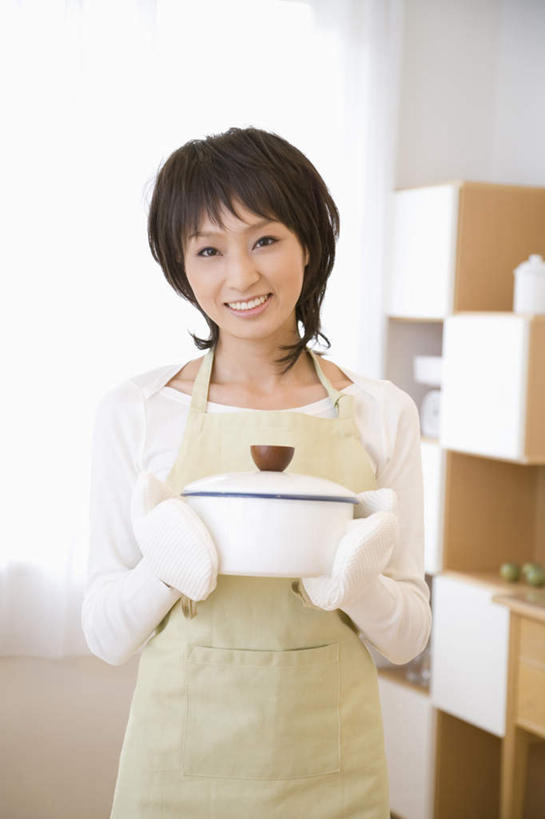 东方人,一个人,站,笑,微笑,露齿笑,竖图,室内,白天,正面,烹饪,安全,餐具,厨具,金属制品,亚洲,仅一个年轻女性,仅一个女性,仅一个人,阴影,服装,光线,金属,锅子,影子,防护,隔热手套,微波炉手套,注视,休闲装,黄种人,锅,衣服,手套,观察,看,站着,休闲,休闲服,服饰,锅具,观看,保护,察看,关注,烹饪用具,厨房手套,隔热,年轻女性,女人,女性,亚洲人,进餐用具,烹调用具,烹调,站立,半身,彩图