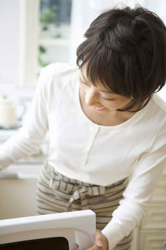 东方人,一个人,站,竖图,室内,白天,正面,烹饪,厨具,亚洲,仅一个年轻女性,仅一个女性,仅一个人,阴影,服装,光线,电器,影子,注视,休闲装,黄种人,衣服,观察,看,站着,休闲,休闲服,服饰,观看,微波炉,察看,家电,家用电器,关注,微波,炊具,烹饪用具,年轻女性,女人,女性,亚洲人,烹调用具,烹调,站立,半身,彩图,小家电