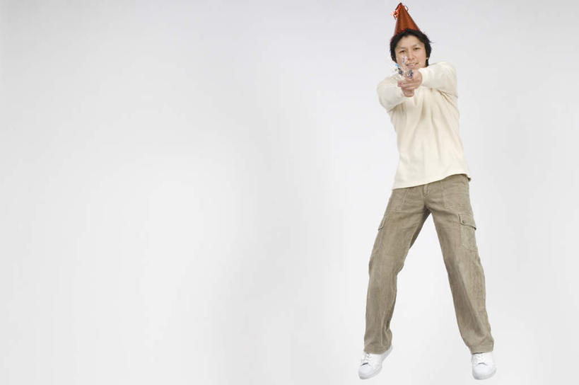 东方人,一个人,跳,横图,室内,白天,白色背景,正面,帽子,亚洲,仅一个男性,仅一个人,戴,阴影,纸质,服装,光线,影子,半空,拿,拿着,注视,休闲装,黄种人,生日帽,仅一个年轻男性,衣服,观察,看,休闲,休闲服,摄影,服饰,影棚,观看,戴着,察看,小丑帽,关注,玩具吹卷,三角帽,狂欢帽,派对帽,聚会帽,纸帽,男人,男性,年轻男性,亚洲人,跳跃,彩图,全身,影棚拍摄,拍摄