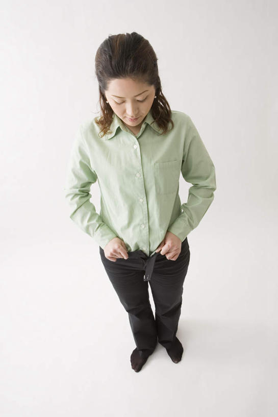 东方人,一个人,站,竖图,俯视,室内,白天,白色背景,亚洲,仅一个年轻女性,仅一个女性,仅一个人,阴影,服装,光线,影子,拿,拿着,注视,休闲装,黄种人,衣服,观察,看,站着,休闲,休闲服,摄影,服饰,拉链,影棚,观看,察看,关注,年轻女性,女人,女性,亚洲人,站立,彩图,高角度拍摄,全身,影棚拍摄,拍摄