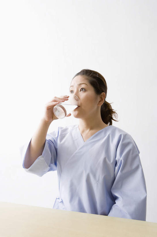 东方人,一个人,坐,竖图,室内,白天,正面,水,桌面,桌子,杯子,亚洲,仅一个年轻女性,仅一个女性,仅一个人,喝水,阴影,服装,光线,木制,液体,影子,拿,拿着,注视,休闲装,黄种人,饮用水,玻璃制品,衣服,木制品,水杯,矿泉水,观察,看,休闲,休闲服,服饰,观看,察看,关注,蒸馏水,年轻女性,女人,女性,亚洲人,玻璃杯,坐着,半身,彩图