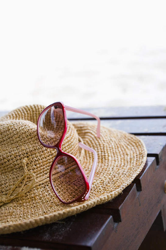 无人,竖图,室外,白天,正面,帽子,椅子,墨镜,眼镜,木椅,一个,太阳镜,太阳眼镜,遮阳帽,遮阳镜,单个,一顶,彩图