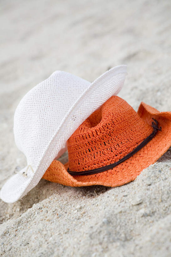 无人,竖图,室外,白天,正面,沙滩,帽子,两顶,阴影,光线,沙子,影子,海岸,沙地,阳光,遮阳帽,海滩,彩图