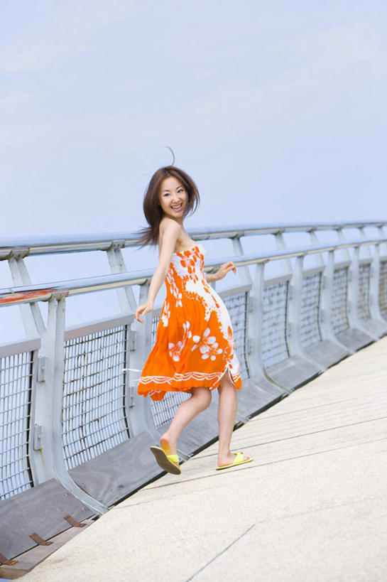 东方人,一个人,栏杆,站,笑,微笑,露齿笑,竖图,室外,白天,裙子,亚洲,仅一个年轻女性,仅一个女性,仅一个人,服装,朦胧,模糊,云,云朵,围栏,云彩,注视,休闲装,黄种人,长裙,护栏,背面,衣服,白云,天空,天,观察,看,站着,休闲,日本人,休闲服,服饰,观看,察看,关注,年轻女性,女人,女性,亚洲人,站立,彩图,全身