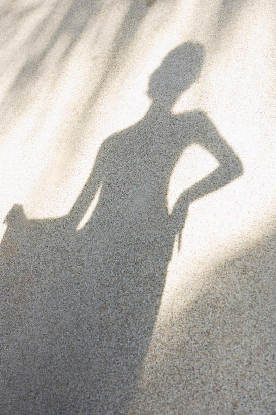 东方人,一个人,无人,站,竖图,室外,白天,正面,裙子,亚洲,仅一个年轻女性,仅一个女性,仅一个人,阴影,服装,反射,影子,墙,拿,拿着,休闲装,黄种人,长裙,墙壁,墙面,衣服,站着,休闲,日本人,休闲服,服饰,年轻女性,女人,女性,亚洲人,站立,半身,彩图