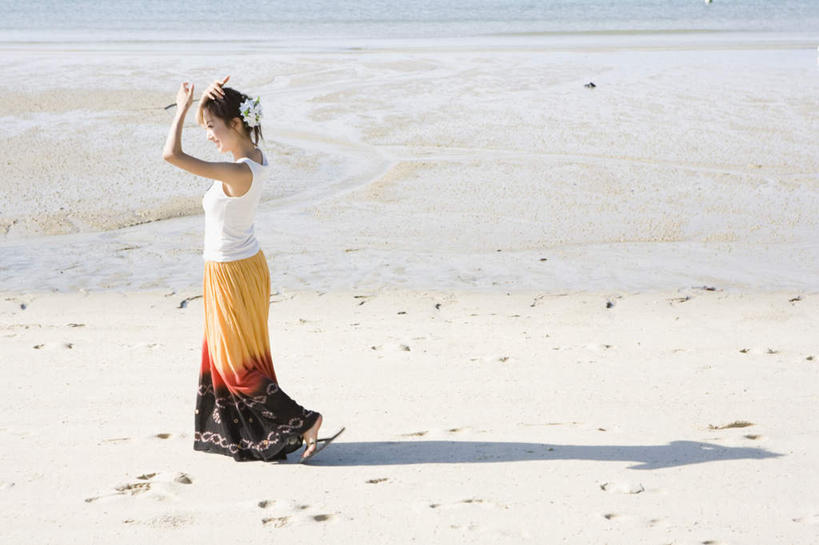 东方人,一个人,站,横图,室外,白天,侧面,裙子,旅游,度假,海浪,海洋,沙滩,亚洲,仅一个年轻女性,仅一个女性,仅一个人,阴影,光线,沙子,影子,海岸,浪花,云,云朵,沙地,云彩,注视,黄种人,娱乐,长裙,蓝色,白云,蓝天,天空,阳光,海水,天,观察,看,站着,享受,休闲,日本人,放松,观看,察看,关注,海景,年轻女性,女人,女性,亚洲人,大海,风浪,海,海水的波动,海滩,近岸浪,涌浪,玩耍,站立,彩图,全身