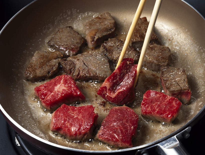 无人,横图,俯视,室内,特写,白天,烹饪,筷子,餐具,一双,切开,肉,日本料理,料理,食品,文化,传统,锅,猪肉,菜肴,美食,肉类,食物,日式料理,切,日式,佳肴,礼节,礼仪,剖面,肉食,切面,豚肉,进餐用具,烹调用具,彩图,高角度拍摄