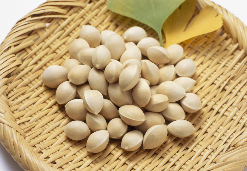 无人,交叉,横图,俯视,室内,特写,白天,白色背景,竹子,蔬菜,叶子,竹制,新鲜,编织,篮子,食品,坚果,绿叶,食物,一个,竹篮,干果,嫩叶,摄影,有机食品,绿色食品,影棚,单个,竹条,交织,竹制品,穿插,叶,叶片,银杏,白果,彩图,高角度拍摄,影棚拍摄,拍摄