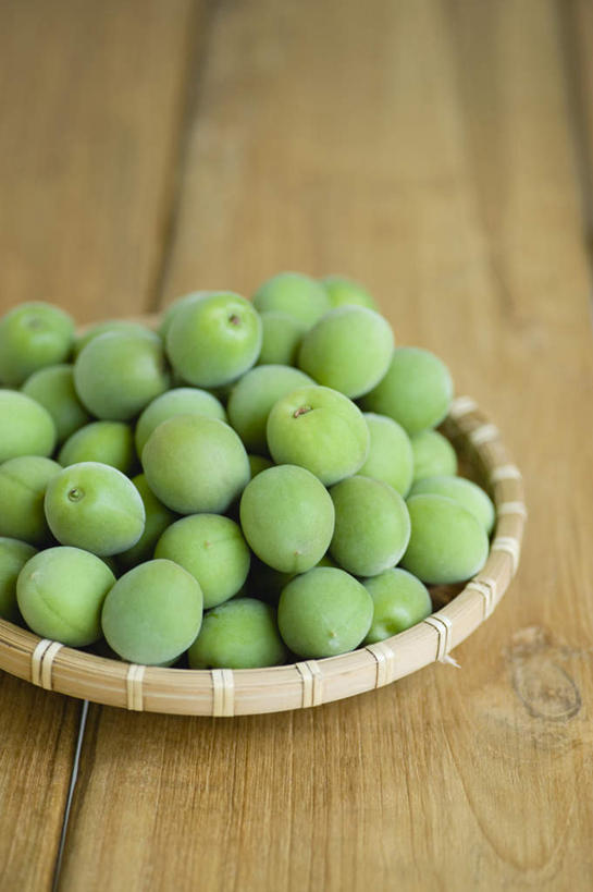 无人,竖图,俯视,室内,特写,白天,杏,水果,一堆,堆叠,堆积,朦胧,模糊,新鲜,篮子,生食,食品,果实,食物,有机食品,绿色食品,堆,杏果,杏子,彩图,高角度拍摄