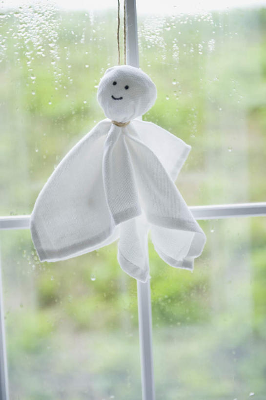 无人,笑,微笑,露齿笑,竖图,室内,特写,白天,正面,窗户,悬挂,朦胧,模糊,娃娃,文化,玻璃窗,祈祷,健康,许愿,纪念,布偶,祈求,晴天娃娃,放晴娘,晴天和尚,扫晴娘,扫天婆,平安,彩图