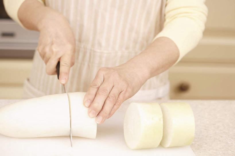 东方人,一个人,站,横图,室内,特写,白天,正面,厨房,萝卜,白萝卜,蔬菜,亚洲,仅一个女性,仅一个人,切开,朦胧,模糊,新鲜,食品,拿,拿着,黄种人,砧板,食物,刀,切,站着,日本人,仅一个老年女性,有机食品,绿色食品,小刀,剖面,切面,老年女性,女人,女性,亚洲人,莱菔,站立,半身,彩图,灶间