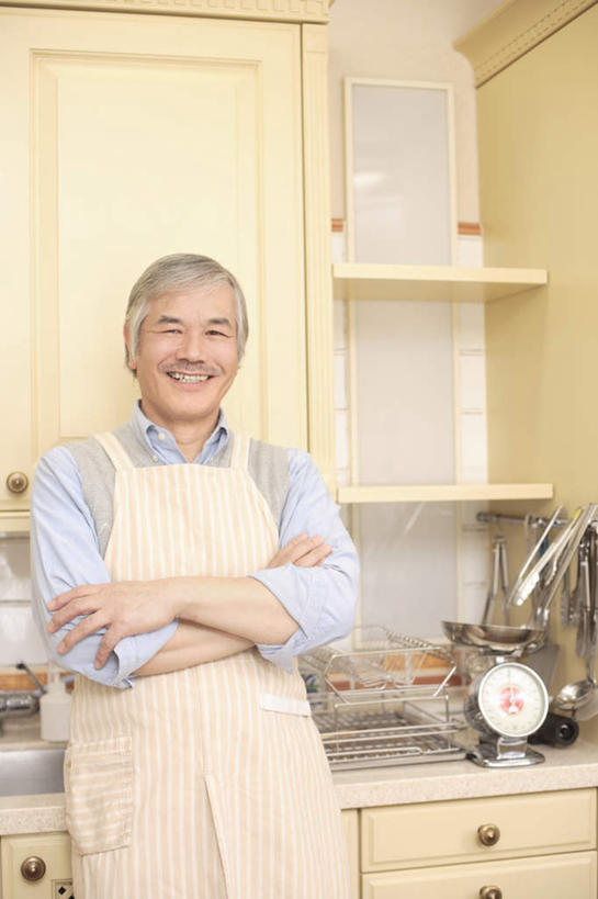 东方人,一个人,站,笑,双手交叉,微笑,露齿笑,竖图,室内,白天,正面,厨房,柜子,亚洲,仅一个男性,仅一个人,注视,黄种人,橱柜,观察,看,站着,仅一个老年男性,日本人,观看,察看,双手抱胸,关注,老年男性,男人,男性,亚洲人,站立,半身,彩图,灶间