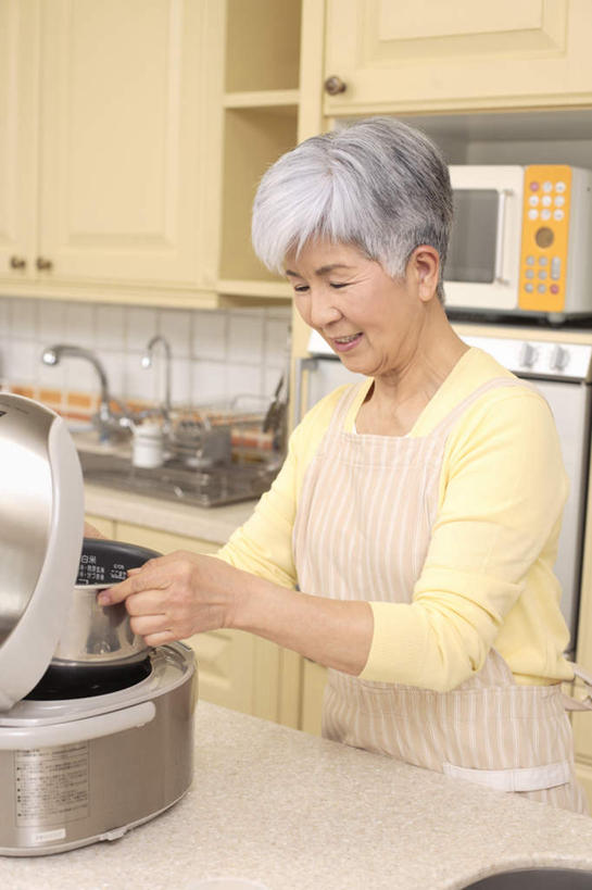 东方人,一个人,站,竖图,室内,白天,正面,厨房,餐具,亚洲,仅一个女性,仅一个人,电器,拿,拿着,注视,黄种人,锅,低头,观察,看,站着,日本人,仅一个老年女性,观看,微波炉,察看,家电,关注,老年女性,女人,女性,亚洲人,进餐用具,烹调用具,站立,半身,彩图,灶间,料理台