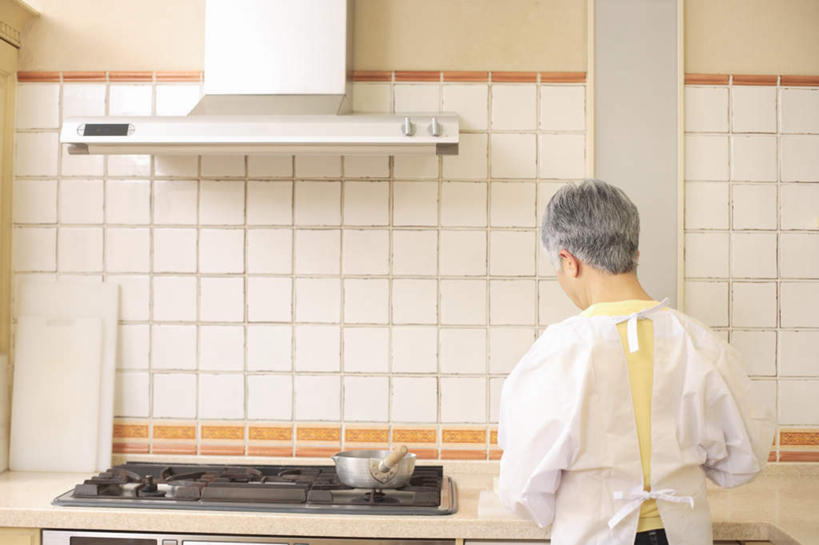 东方人,一个人,站,横图,室内,白天,厨房,亚洲,仅一个男性,仅一个人,电器,煤气灶,注视,黄种人,背面,观察,看,站着,仅一个老年男性,日本人,油烟机,观看,察看,家电,关注,老年男性,男人,男性,亚洲人,站立,半身,彩图,灶间