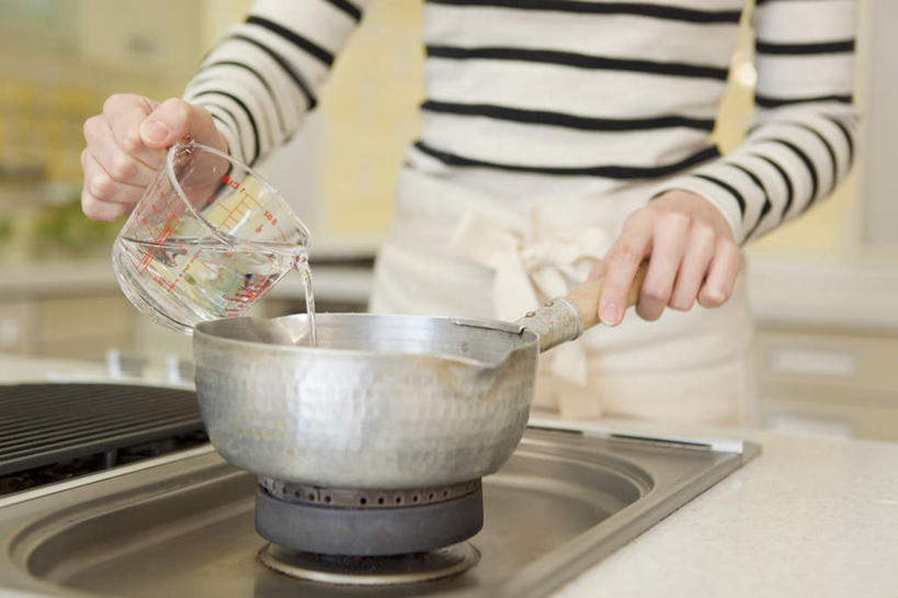 东方人,一个人,站,横图,室内,白天,正面,厨房,杯子,餐具,亚洲,仅一个年轻女性,仅一个女性,仅一个人,倒,煤气灶,拿,拿着,黄种人,锅,玻璃制品,水杯,站着,日本人,年轻女性,女人,女性,亚洲人,玻璃杯,进餐用具,烹调用具,站立,半身,彩图,灶间