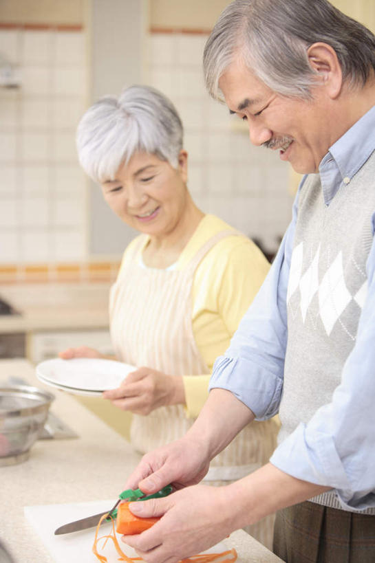 东方人,两个人,夫妻,站,竖图,室内,白天,侧面,爱情,萝卜,胡萝卜,蔬菜,亚洲,浪漫,拿,拿着,注视,黄种人,观察,看,站着,日本人,恩爱,恋人,观看,察看,关注,削皮器,老年男性,老年女性,男人,男性,女人,女性,亚洲人,情侣,红萝卜,甘荀,站立,半身,彩图,伴侣