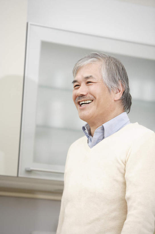 东方人,一个人,站,笑,微笑,露齿笑,竖图,室内,白天,侧面,柜子,亚洲,仅一个男性,仅一个人,注视,黄种人,橱柜,观察,看,站着,仅一个老年男性,日本人,观看,察看,关注,老年男性,男人,男性,亚洲人,站立,半身,彩图