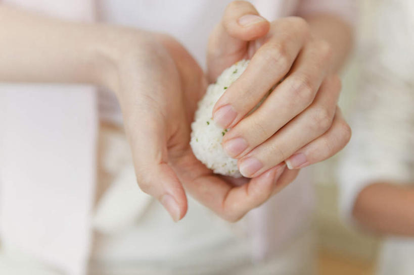 米饭,饭团,东方人,手,一个人,站,捏,横图,室内,特写,白天,正面,亚洲,双手,仅一个年轻女性,仅一个女性,仅一个人,朦胧,模糊,饭,捏着,黄种人,站着,日本人,手部,五谷,年轻女性,女人,女性,亚洲人,站立,半身,彩图