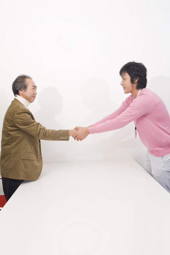 东方人,两个人,伙伴,同事,朋友,商务人士,商务男性,站,握手,竖图,室内,白天,侧面,衬衫,友谊,成功,合作,团队,集体,信心,桌子,亚洲,套装,注视,黄种人,队伍,相视,观察,看,站着,面对面,日本人,战略,观看,对视,察看,领导,成就,关注,相对,商务装,合伙,领袖,工薪阶层,相看,联合,合谋,配合,协作,老年男性,男人,男性,年轻男性,亚洲人,白领,上班族,搀手,拉手,手拉手,手握手,站立,半身,彩图,衬衣