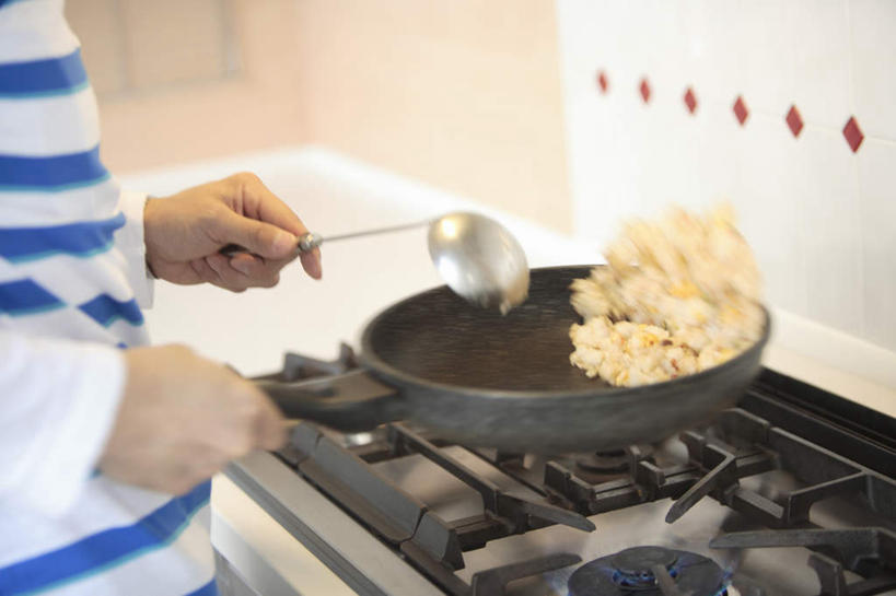 东方人,一个人,商务人士,商务男性,站,横图,室内,白天,侧面,衬衫,厨房,餐具,亚洲,仅一个男性,仅一个人,套装,朦胧,模糊,炒锅,勺子,炒饭,蛋,鸡蛋,拿,拿着,注视,黄种人,仅一个年轻男性,调羹,汤匙,观察,看,站着,日本人,观看,察看,关注,商务装,工薪阶层,草鸡蛋,男人,男性,年轻男性,亚洲人,白领,上班族,进餐用具,烹调用具,站立,半身,彩图,衬衣,灶间