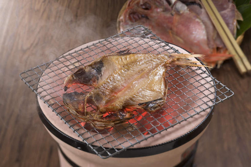 海鲜,无人,横图,俯视,室内,特写,白天,烹饪,烧烤,热情,筷子,火,火焰,肉,鱼肉,日本料理,料理,食品,烤架,烤肉,燃烧,炭,水产,菜肴,美食,肉类,食物,容器,日式料理,日式,铁架,佳肴,海产品,肉食,彩图,高角度拍摄