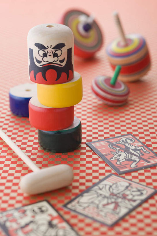 无人,竖图,俯视,室内,特写,白天,游戏,静物,朦胧,模糊,锤子,玩,娱乐,卡片,陀螺,休闲,益智,摄影,影棚,活动,发泄,消遣,智力,宣泄,陀罗,干乐,冰尜,打老牛,独乐,玩耍,嬉戏,彩图,高角度拍摄,影棚拍摄,拍摄