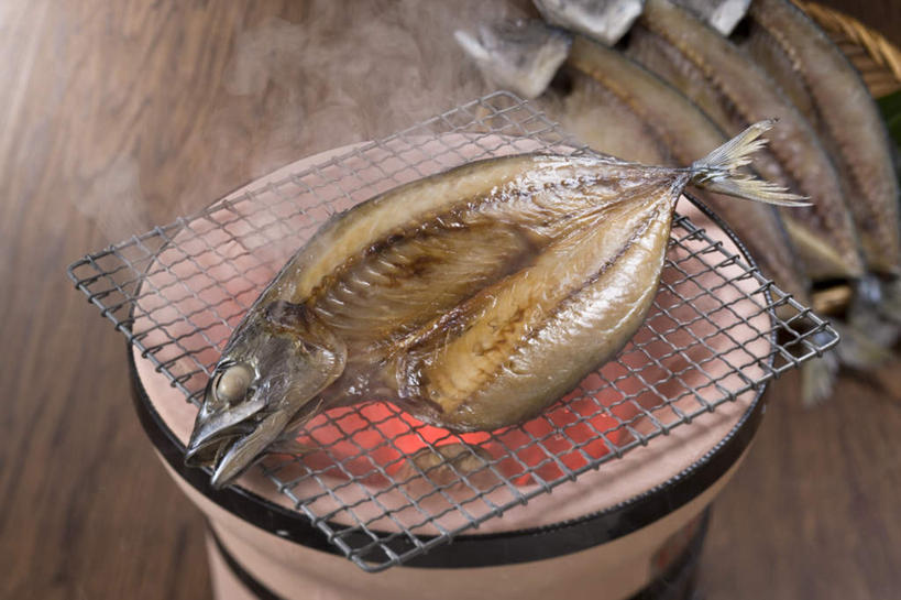 无人,横图,俯视,室内,特写,白天,烹饪,烧烤,雾,朦胧,模糊,蒸汽,肉,鱼肉,日本料理,料理,食品,烤架,水蒸气,烤肉,鲭鱼,炭,菜肴,美食,肉类,食物,日式料理,日式,铁架,佳肴,巴浪,花巴,花池鱼,花鲱,花鳀,青花鱼,青占,鲐鲅鱼,油胴鱼,肉食,彩图,高角度拍摄