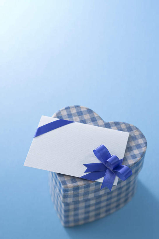 无人,竖图,俯视,室内,特写,白天,静物,礼盒,礼物,蓝色背景,丝带,纸盒,缎带,纸张,盒子,包装盒,蝴蝶结,卡片,礼品盒,摄影,礼品,影棚,彩图,高角度拍摄,影棚拍摄,拍摄