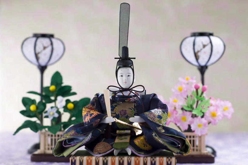 东方人,一个人,无人,坐,横图,室内,白天,正面,游戏,静物,玩具,亚洲,仅一个男性,仅一个人,仅一个中年男性,握,节日,庆祝,装饰,盛开,拿,玩,花蕾,拿着,注视,黄种人,文化,娱乐,花,花瓣,花朵,鲜花,饰品,花苞,花蕊,观察,看,庆典,休闲,益智,握着,摄影,影棚,观看,活动,纪念,察看,发泄,关注,消遣,智力,宣泄,女儿节,男人,男性,中年男性,亚洲人,玩耍,嬉戏,坐着,彩图,全身,影棚拍摄,拍摄