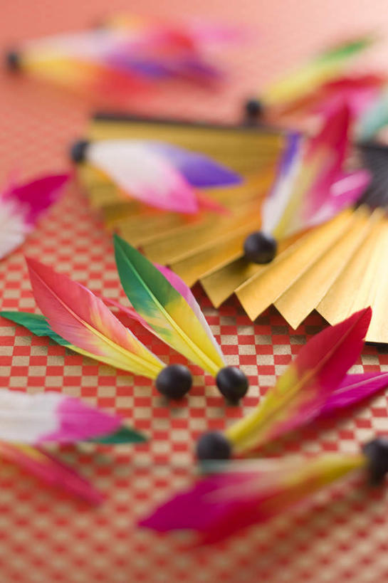 无人,竖图,俯视,室内,特写,白天,羽毛球,静物,羽毛,一把,许多,朦胧,模糊,扇子,折扇,纸扇,球拍,羽毛球拍,羽毛球装备,清凉,凉爽,文化,运动器械,健身器械,摄影,影棚,健身器材,羽毛球球拍,撒扇,羽毛球运动,彩图,高角度拍摄,影棚拍摄,拍摄,运动器材,传统文化