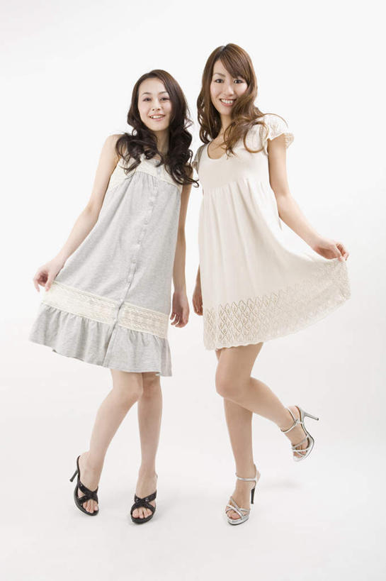 东方人,两个人,伙伴,朋友,站,竖图,室内,白天,白色背景,正面,裙子,友谊,亚洲,拿,拿着,注视,黄种人,长裙,观察,看,站着,日本人,摄影,影棚,观看,察看,关注,友情,年轻女性,女人,女性,亚洲人,站立,彩图,全身,影棚拍摄,拍摄